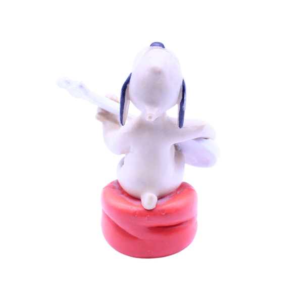 Schleich Wum mit Gitarre auf rotem Kissen | Loriot 80er | hoppla-stuff.de